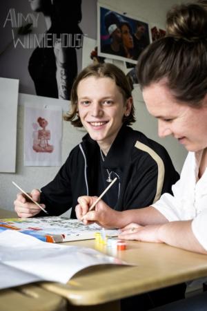 Stedelijk buitengewoon onderwijs_leerling en leerkracht schilderen samen in Ziekenhuisschool Antwerpen